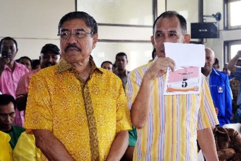 Gubernur Maluku Said Assegaf (kiri)