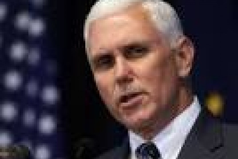 Gubernur Negara Bagian Indiana, Mike Pence yang menolak terima pengungsi Suriah.