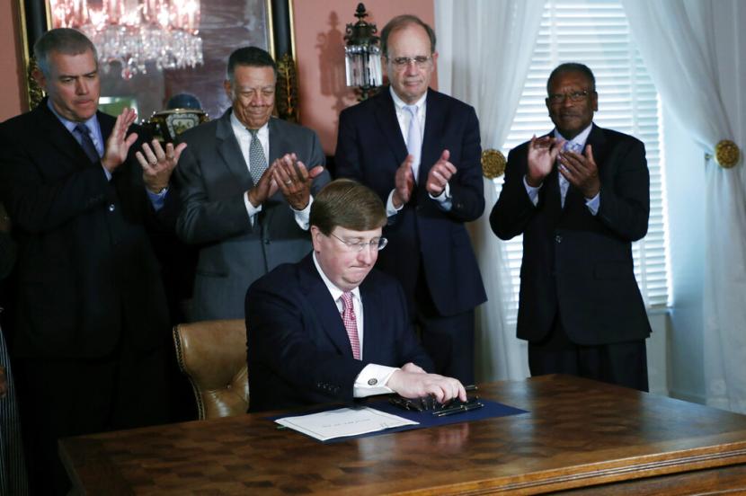 Gubernur Negara Bagian Mississippi Tate Reeves mengesahkan undang-undang yang mencopot bendera konfederasi, Selasa (30/6).