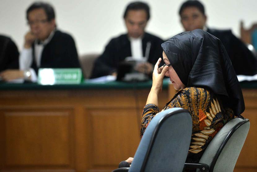 Gubernur non aktif Banten Ratu Atut Chosiyah saat sidang perdana terkait sengketa Pilkada Lebak, Banten di Pengadilan Tipikor, Jakarta, Selasa (6/5).