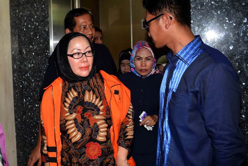 Gubernur non aktif Banten Ratu Atut Chosiyah menjalani sidang perdana terkait sengketa Pilkada Lebak, Banten di Pengadilan Tipikor, Jakarta, Selasa (6/5).