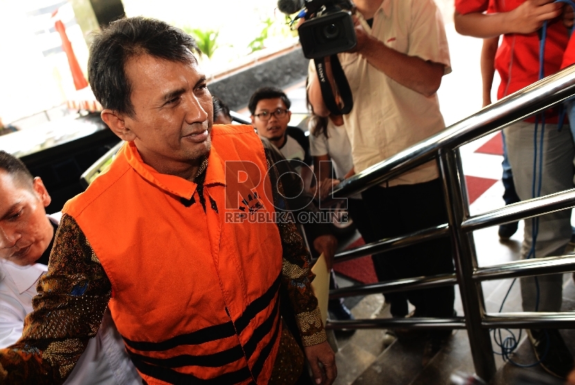  Gubernur Non Aktif Sumatera Utara Gatot Pujo Nugroho keluar dari mobil tahanan untuk menjalani pemeriksaan di Gedung KPK, Jakarta, Selasa (25/8).