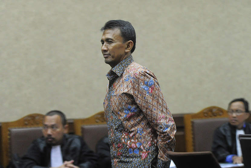 Gubernur non aktif Sumut Gatot Pujo Nugroho meninggalkan ruangan usai memberikan keterangan kasus suap kepada anggota DPR terkait penyelidikan di Kejaksaan Tinggi Sumatera Utara dan Kejaksaan Agung dengan terdakwa Patrice Rio Capella di Pengadilan Tipikor,