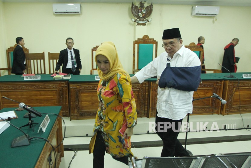 Gubernur nonaktif Bengkulu Ridwan Mukti (kanan) dan istrinya Lily Martiani Maddari (kiri) memasuki ruang sidang Pengadilan Negeri Tipikor Bengkulu, Kamis (11/1). 