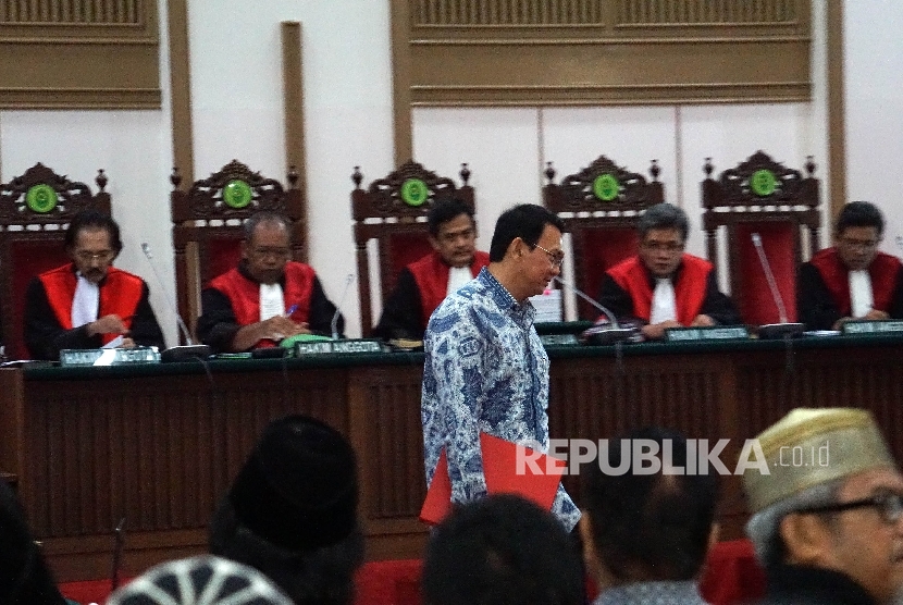  Gubernur nonaktif DKI Jakarta, Basuki Tjahaja Purnama alias Ahok hadir dalam persidangan dugaan penistaan agama di Auditorium Kementrian Pertanian, Jakarta Selatan, Selasa (10/01).