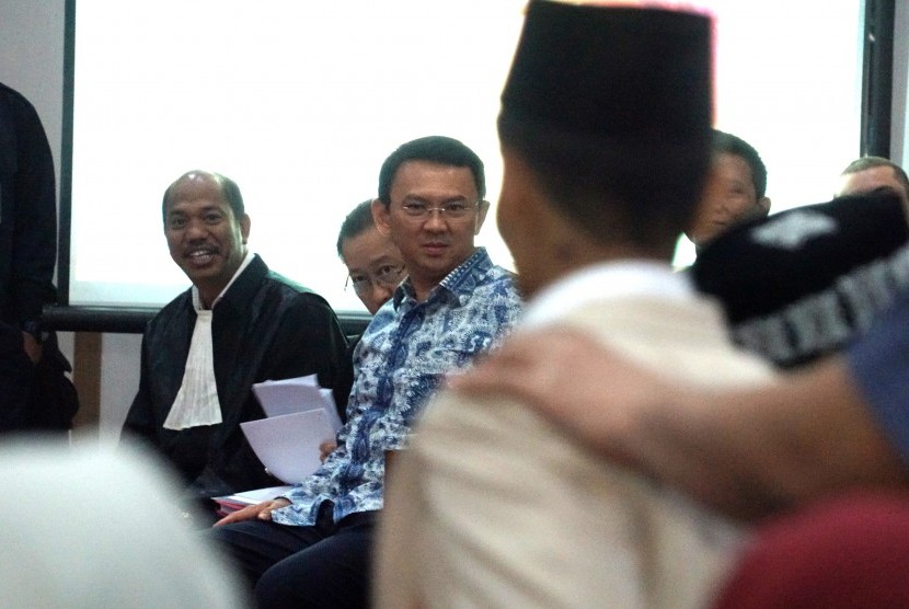 Gubernur nonaktif DKI Jakarta, Basuki Tjahaja Purnama alias Ahok hadir dalam persidangan dugaan penistaan agama di Auditorium Kementerian Pertanian, Jakarta Selatan, Selasa (10/1). 