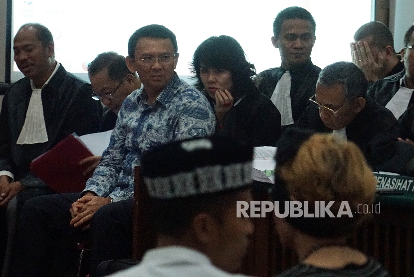 Gubernur nonaktif DKI Jakarta, Basuki Tjahaja Purnama alias Ahok hadir dalam persidangan dugaan penistaan agama di Auditorium Kementrian Pertanian, Jakarta Selatan, Selasa (10/1).