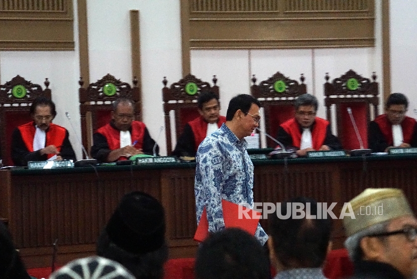 Gubernur nonaktif DKI Jakarta, Basuki Tjahaja Purnama alias Ahok hadir dalam persidangan dugaan penistaan agama di Auditorium Kementrian Pertanian, Jakarta Selatan, Selasa (10/1).