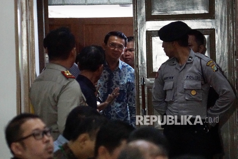 Gubernur nonaktif DKI Jakarta, Basuki Tjahaja Purnama alias Ahok hadir dalam persidangan dugaan penistaan agama di Auditorium Kementrian Pertanian, Jakarta Selatan, Selasa (10/01).