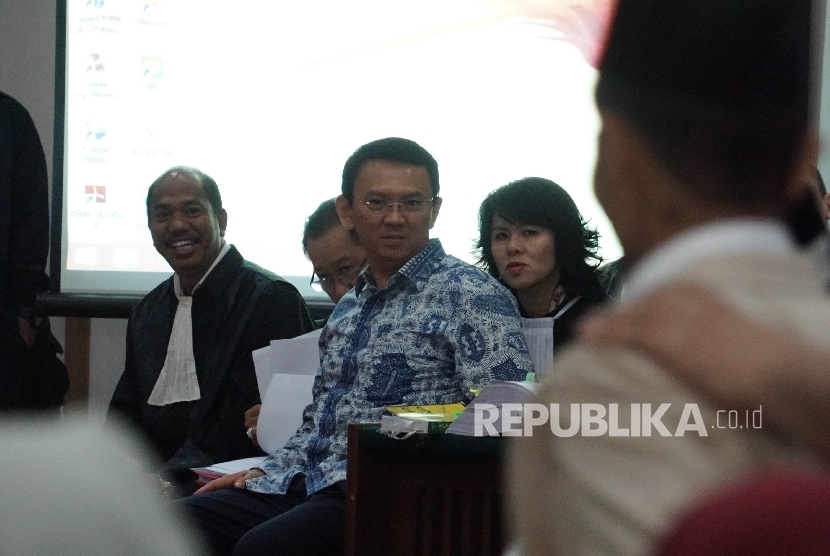 Gubernur nonaktif DKI Jakarta, Basuki Tjahaja Purnama alias Ahok hadir dalam persidangan dugaan penistaan agama di Auditorium Kementrian Pertanian, Jakarta Selatan, Selasa (10/01).