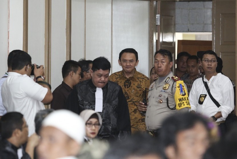 Gubernur nonaktif DKI Jakarta Basuki Tjahaja Purnama atau Ahok bersiap menjalani persidangan lanjutan kasus dugaan penistaan agama di auditorium Kementerian Pertanian, Jakarta, Selasa (3/1).