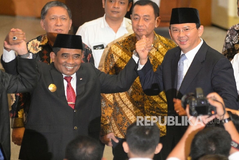 Gubernur nonaktif DKI Jakarta Basuki Tjahaja Purnama dan Plt Gubernur DKI Jakarta Soni Sumarsono usai acara peresmian dan serah terima nota pengantar tugas pelaksana tugas (Plt) Gubernur DKI Jakarta di Gedung Kemendagri, Jakarta, Rabu (26/10). 