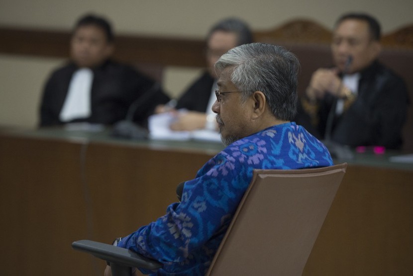 Gubernur nonaktif Sulawesi Tenggara Nur Alam menjalani sidang perdana sebagai terdakwa di Pengadilan Tindak Pidana Korupsi, Jakarta, Senin (20/11). 