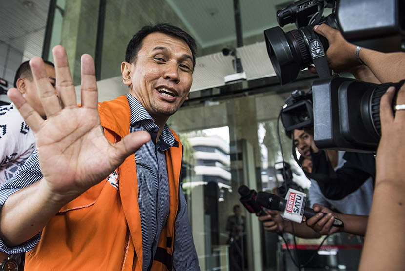 Gubernur nonaktif Sumatra Utara yang juga sebagai tersangka Gatot Pujo Nugroho melambaikan salam kepada wartawan sesaat tiba di gedung KPK, Jakarta, Jumat (11/12).
