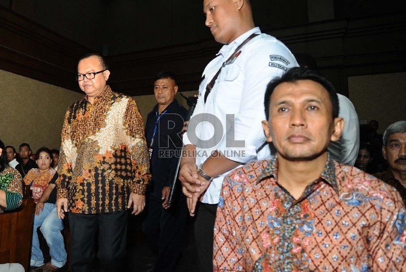 Gubernur nonaktif Sumut Gatot Pujo Nugroho (kanan) hadir saat menjadi saksi sidang terdakwa Patrice Rio Capella (kiri) terkait kasus suap dana Bansos di Pengadilan Tindak Pidana Korupsi (Tipikor), Jakarta, Senin (23/11). 