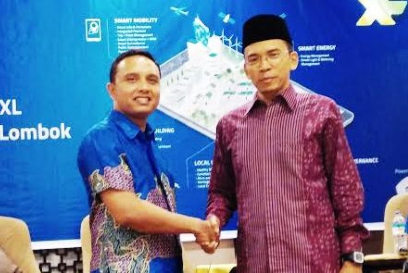  Gubernur NTB Dr. TGH. M. Zainul Madji bersama Direktur Digital Services XL, Ongki Kurniawan