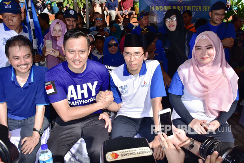 Gubernur NTB, M Zainul Majdi berpose bersama Agus Harimurti Yudhoyono saat megikuti deklarasi dan penandatanganan petisi stop hoax dan fitnah di Taman Bumi Gora, Jalan Udayana, Mataram, NTB, Ahad (7/5). 