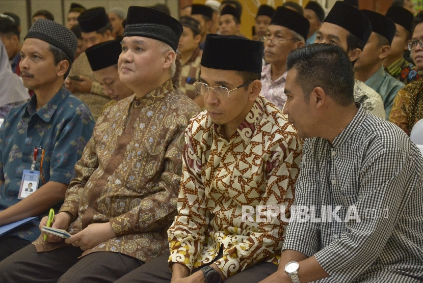 Gubernur NTB, M Zainul Majdi (kedua kanan), Pengamat ekonomi syariah, A Riawan Amin (kedua kiri), Kepala BI NTB, Prijono ( kiri) dan Wakil dekan FE IPB, Firdaus (kanan) saat mengikuti acara Rembuk Republik di Ballroom Masjid Hubbul Wathan Islamic Center NTB di Mataram, Kamis (15/6).