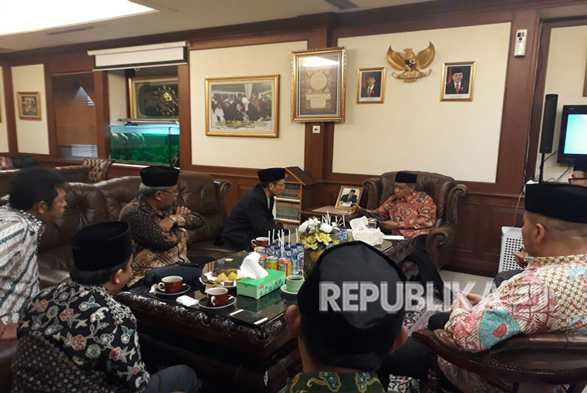 Gubernur NTB Muhammad Zainul Majdi atau Tuan Guru Bajang (TGB) bersilaturahmi dengan Ketua Umum Pengurus Besar Nahdlatul Ulama (PBNU) KH Said Aqil Siraj di Kantor PBNU di Kramat Raya, Jakarta Pusat, Kamis (26/4).