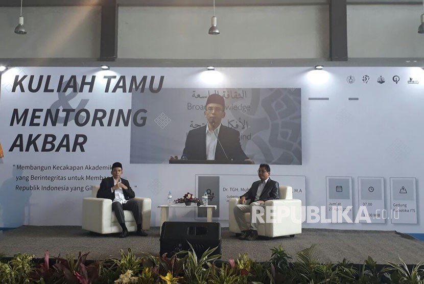 Gubernur NTB Muhammad Zainul Majdi atau Tuan Guru Bajang (TGB) mengisi kuliah umum dan mentoring akbar bertajuk Membangun Kecakapan Akademik yang Berintegritas untuk Membangun Republik Indonesia yang Gilang Gemilang di Gedung Robotik ITS, Surabaya, Jawa Timur, Jumat (27/4).