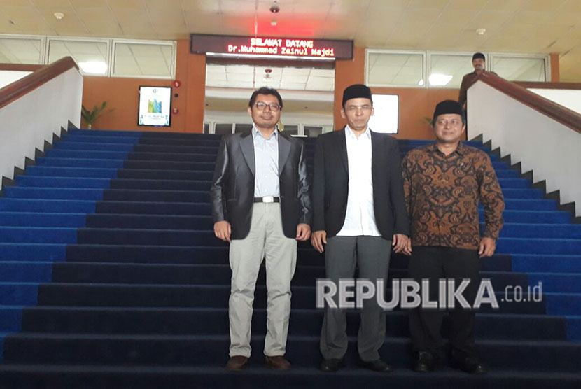 Gubernur NTB Muhammad Zainul Majdi atau Tuan Guru Bajang (TGB) mengisi kuliah umum di Auditorium Gedung Pascasarjana, Politeknik Elektronik Negeri Politeknik Elektronika Negeri Surabaya (PENS), Jumat (27/4).