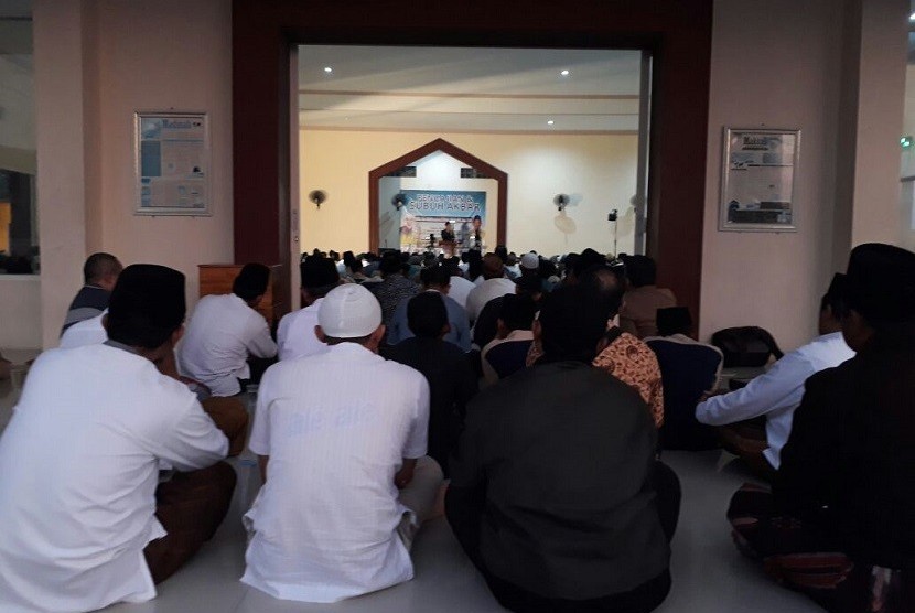 Gubernur NTB Muhammad Zainul Majdi atau Tuan Guru Bajang (TGB) menyampaikan tausiah di Pondok Pesantren Al Mizan, Kabupaten Lamongan, Jawa Timur, Sabtu (28/4).  