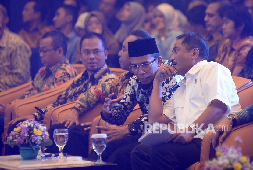 Gubernur NTB Muhammad Zainul Majdi berbincang dengan Meteri Pariwisata Arief Yahya disela acara Rembuk Republik sekaligus Launcing pesona Khazanah Ramadhan Bumi Seribu Masjid di Kemenpar, Jakarta, Kamis (4/5).