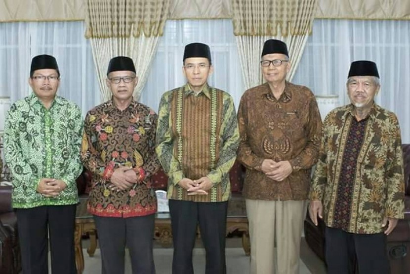 Gubernur NTB, Muhammad Zainul Majdi (tengah) bersilaturahim dengan Ketua PP Muhammadiyah, Haedar Nashir (dua kiri) di Pendopo Gubernur NTB pada Ahad (30/4), malam. Tuan Guru Bajang (TGB) dan Haedar membahas sejumlah permasalahan bangsa dan keumatan yang terjadi belakangan ini.