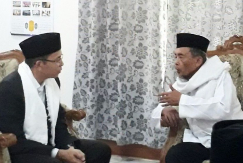 Pimpinan Ponpes Darunnajah, KH Mahrus Amin (kanan) 