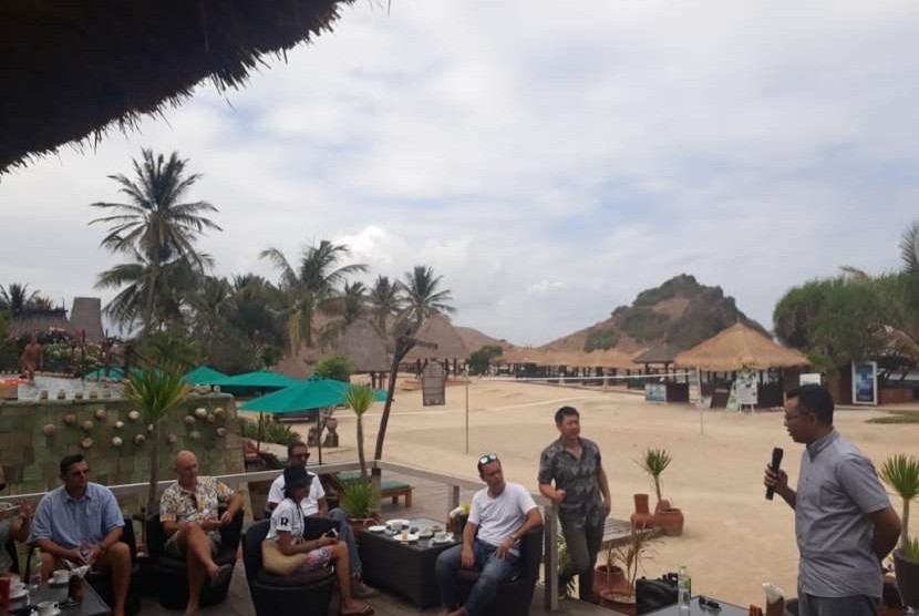 Gubernur NTB Terpilih, Zulkieflimansyah, berdialog dengan pelaku usaha wisata di Hotel Novotel, Kawasan Ekonomi Khusus (KEK) Mandalika, Lombok Tengah, NTB, Kamis (16/8).