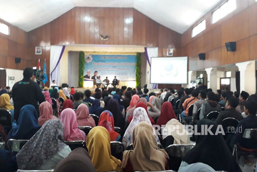 Gubernur NTB TGB Muhammad Zainul Majdi atau Tuan Guru Bajang (TGB) bersama Habiburrahman el Shirazy mengisi seminar nasional di IAIN Salatiga, Jawa Tengah, Rabu (28/3).