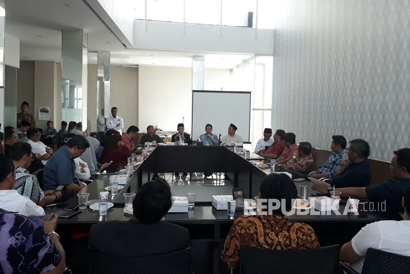 Gubernur NTB TGB Muhammad Zainul Majdi atau Tuan Guru Bajang (TGB) berdialog dengan Kamar Dagang dan Industri (Kadin) Jawa Barat di Kantor Kadin Jabar, Ahad (1/4).