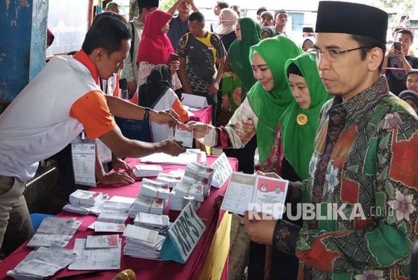 Gubernur NTB TGB Muhammad Zainul Majdi atau Tuan Guru Bajang (TGB) memberikan hak suaranya di TPS 1 Kelurahan Pancor, Kabupaten Lombok Timur, Nusa Tenggara Barat (NTB), Rabu (27/6).