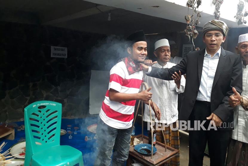 Gubernur NTB TGB Muhammad Zainul Majdi bersama Tukang Sate Madura, Nara di Ponpes Al Hamidy, Pamekasan, Madura, Senin (12/2).