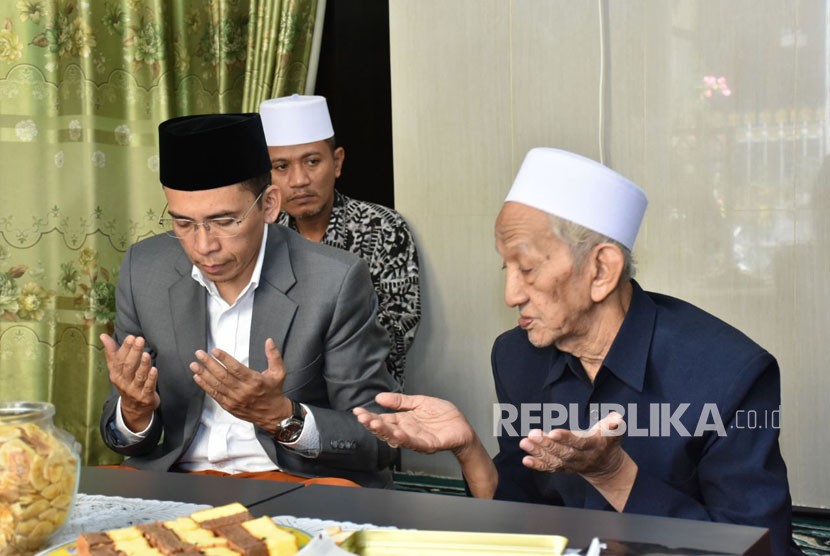 Gubernur NTB TGB Muhammad Zainul Majdi bersilaturahmi dengan Pengasuh Bahauddin Al Islamy KH Sholeh Qosim di Ponpes Bahauddin Al Islamy, Sidoarjo, Jawa Timur, Ahad (11/2).