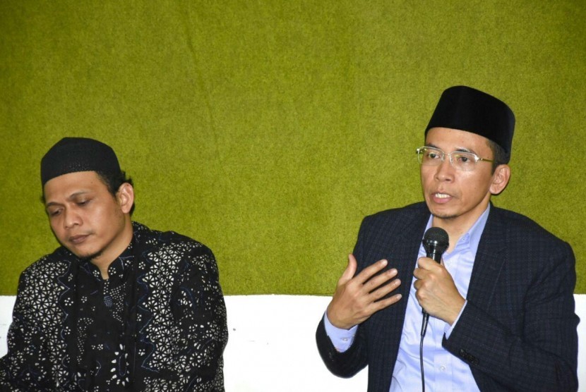 Gubernur NTB, TGB Muhammad Zainul Majdi (kanan) bersama Pimpinan Ponpes Raudlatul Ulum KH Abdullah Umar Fayani (kiri) di Ponpes Raudlatul Ulum, Kajen, Margoyoso, Kabupaten Pati, Jawa Tengah, Sabtu (17/2).