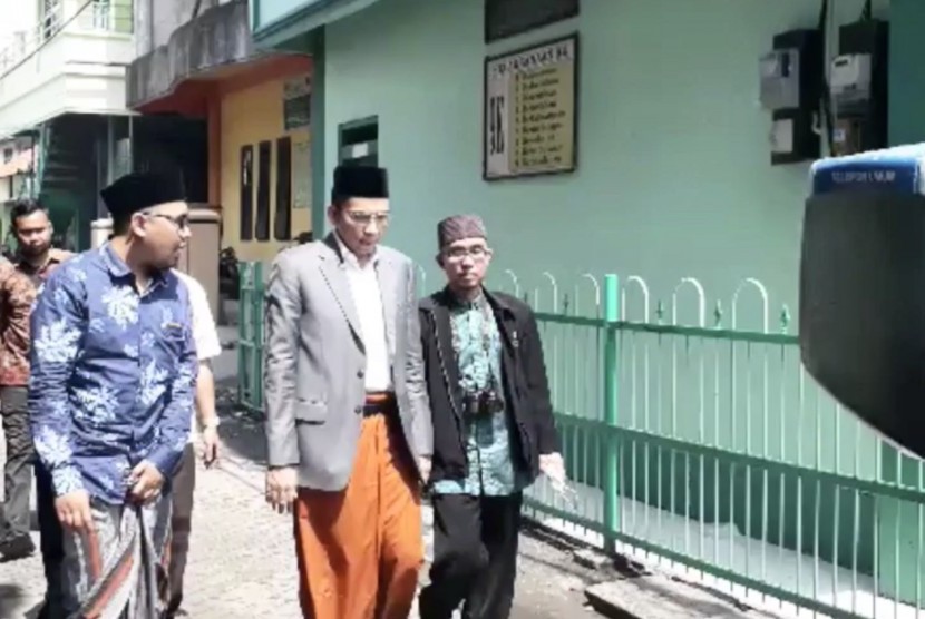 Gubernur NTB TGB Muhammad Zainul Majdi (kedua-kanan)