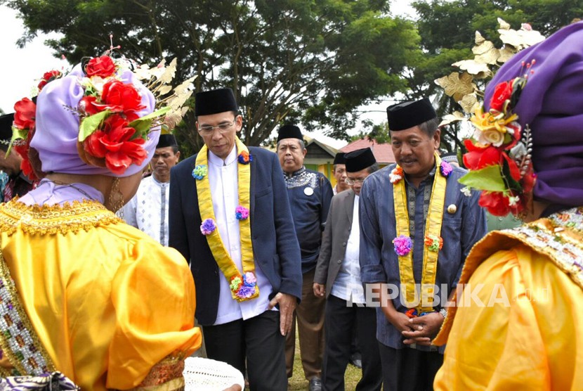 Gubernur NTB TGB Muhammad Zainul Majdi menghadiri sekaligus memberikan tausiah pada peringatan Isra Mi'raj Nabi Besar Muhammad SAW di Ponpes Al Irsyad DDI Pattojo, Kabupaten Soppeng, Makassar, Sulsel, Ahad (25/3).