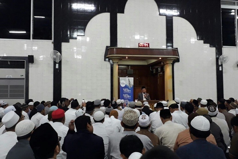 Gubernur NTB, TGB Muhammad Zainul Majdi mengisi kajian shubuh di Masjid Al Falah, Surabaya, Jawa Timur, Ahad (11/2).