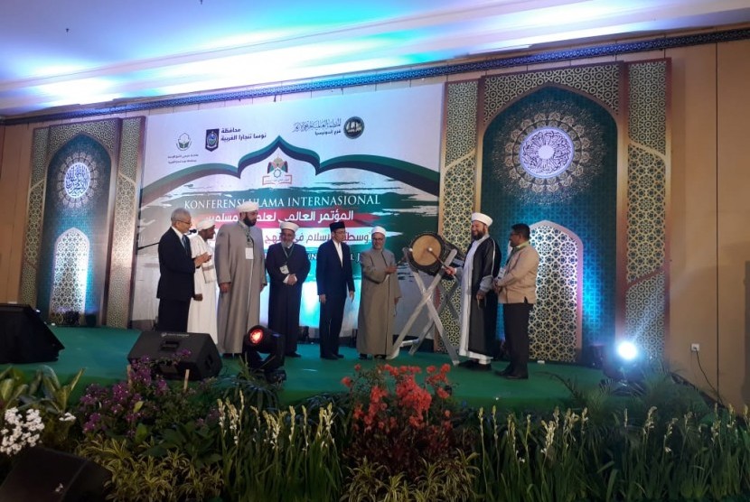 Gubernur NTB TGB Zainul Majdi bersama Mantan rektor Universitas al-Azhar Mesir, Ibrahim Sholah al- Hudhud, dan Imam Besar Masjid Syaikh Abdul Qodir Jaelani, Baghdad, Irak, Anas Mahmud Kholaf membuka Konferensi Ulama Internasional di Ballroom Islamic Center NTB, Mataram, NTB, Jumat (27/7).