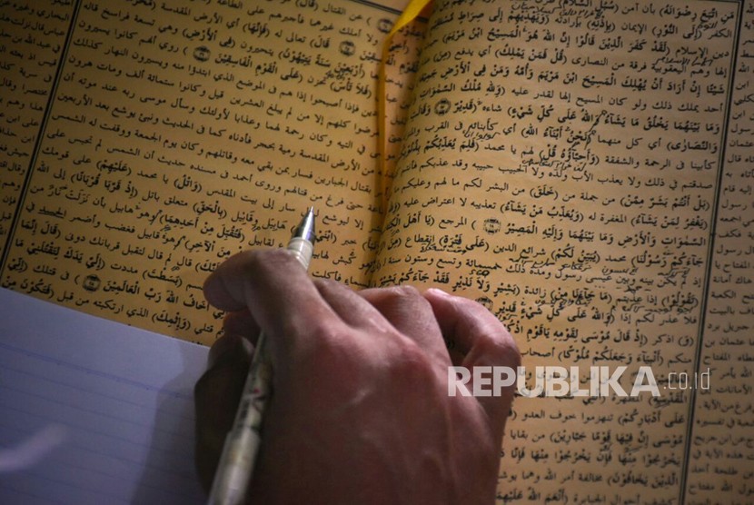 Petugas memperlihatkan Alquran dari DKI Jakarta di Perpustakaan Jakarta Islamic Center, Jakarta, Kamis (15/11). Perpustakaan Jakarta Islamic Center memiliki beragam koleksi Alquran dan tafsirnya yang berasal dari beberapa negara islam hingga dalam negeri untuk mencari referensi keilmuan peradaban Islam.