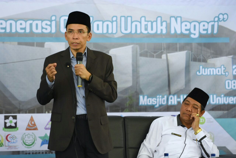 Gubernur NTB TGB Zainul Majdi menyampaikan ceramahnya saat tabligh akbar di Masjid Al Wasi'i Kampus Universitas Lampung (UNILA), Bandar Lampung, Jumat (23/3).