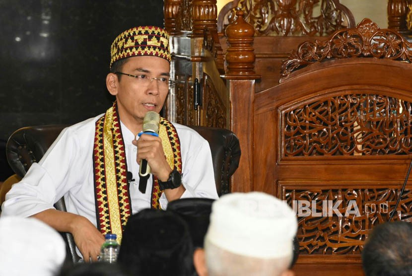 Gubernur NTB TGB Zainul Majdi menyampaikan tausiah bertema Mengapa Harus Islam Wasathiyyah di Masjid Ad-Du'a, Bandar Lampung, Lampung, Jumat (23/3).