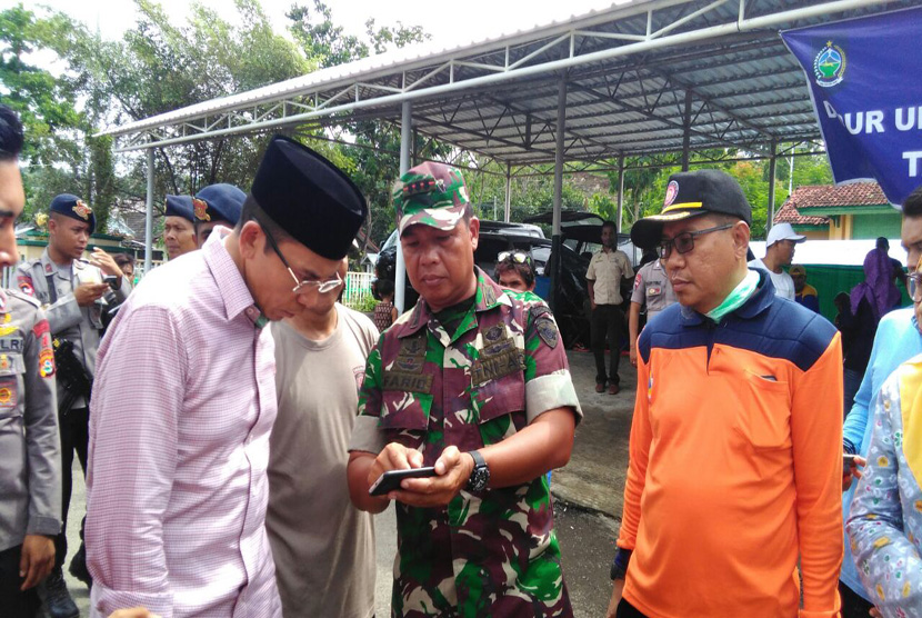Gubernur NTB TGH M Zainul Majdi (Kiri) bersama Danrem 162/WB Kolonel Inf Farid Makruf, dan Kepala BPBD NTB Muhammad Rum tengah berkoordinasi di Kantor Wali Kota Bima.