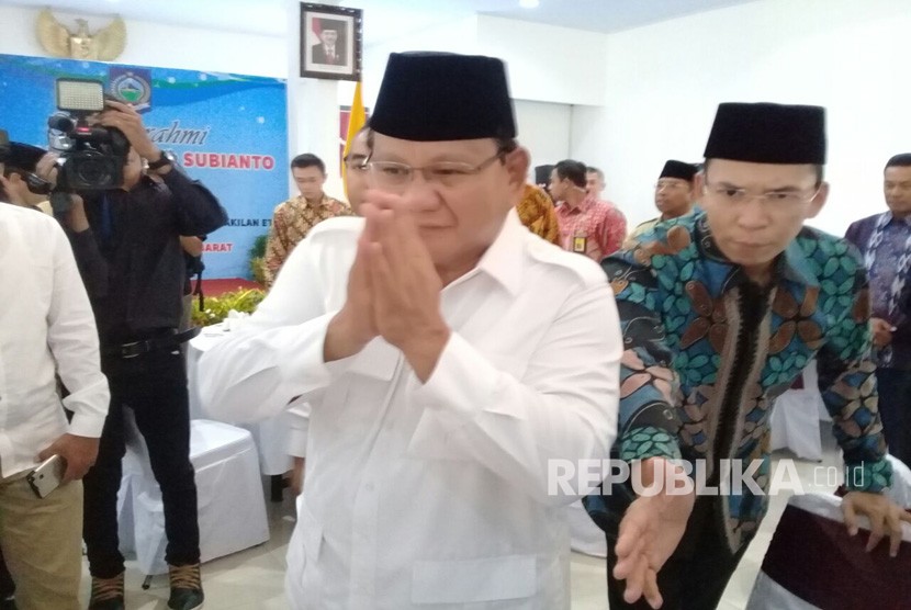 Ketua Umum Gerindra Prabowo Subianto saat berkunjung ke Mataram NTB, dan diterima oleh Gubernur NTB Zainul Majdi di Pendopo Gubernur NTB, Jalan Pejanggik, Mataram, Selasa (7/3).