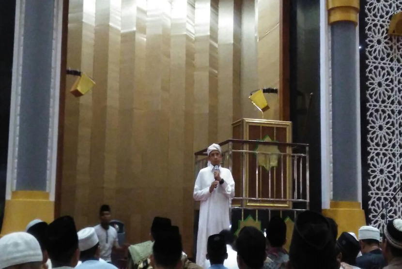 Ketua umum Dewan Tanfiziyyah PBNW, TGH M Zainul Majdi, menggelar doa serta itikaf di Masjid Hubbul Wathan Islamic Center, NTB, Jumat (28/12).