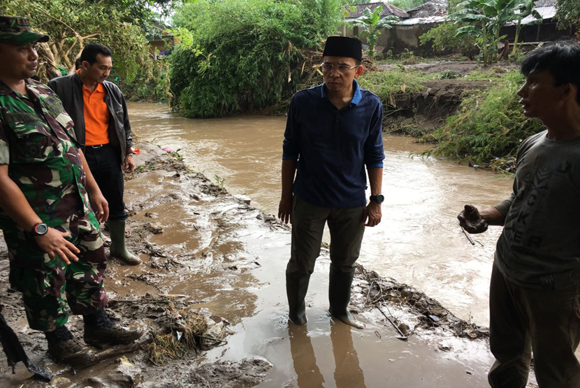 Gubernur NTB TGH M Zainul Majdi meninjau langsung lokasi banjir di Kota Bima, Kamis (22/12).