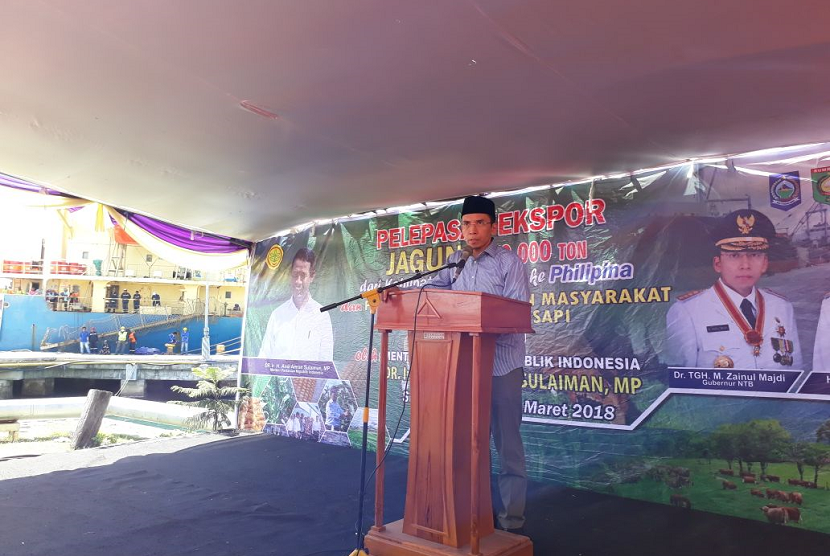 Gubernur NTB TGH M. Zainul Majdi menjelaskan potensi jagung di NTB dalam acara pelepasan ekspor jagung ke Filipina di Pelabuhan Besar Badas, Sumbawa, NTB, Selasa (20/3).