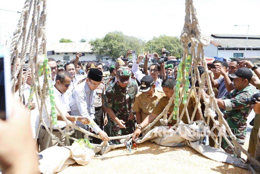 Gubernur NTB TGH M. Zainul Majdi (tengah) bersama Kepala Badan Ketahanan Pangan Agung Hendriadi dan Bupati Sumbawa Husni Djibril melepas pengiriman pertama 11.500 ton jagung ke Filipina melalui Pelabuhan Besar Badas, Sumbawa, NTB, Selasa (20/3).