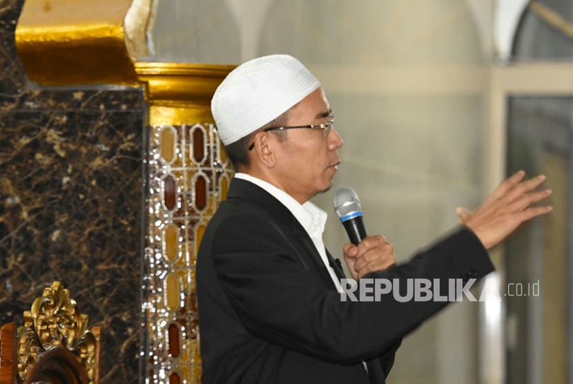 Gubernur NTB TGH Muhamad Zainul Majdi atau Tuan Guru Bajang (TGB) menyampaikan kajian Subuh di Masjid Komplek Ponpes Cintawana, Desa Cikunten, Kecamatan Singaparna, Kabupaten Tasikmalaya, Jawa Barat, Kamis (15/3).